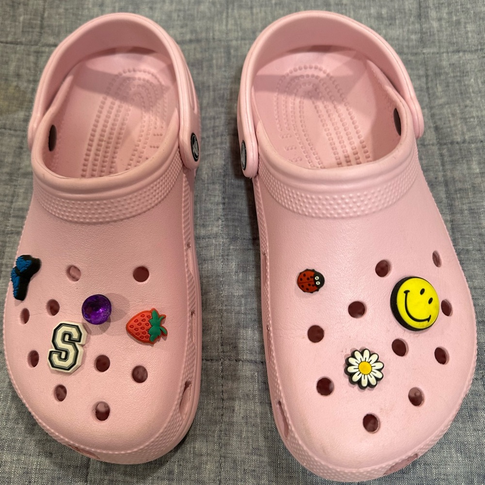 Crocs size 8 pink with 7 jibbitz included ! Great condition.